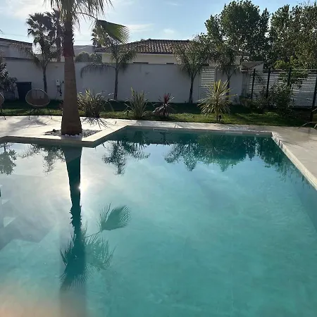 House With Pool, Access By Private Road فيلة *