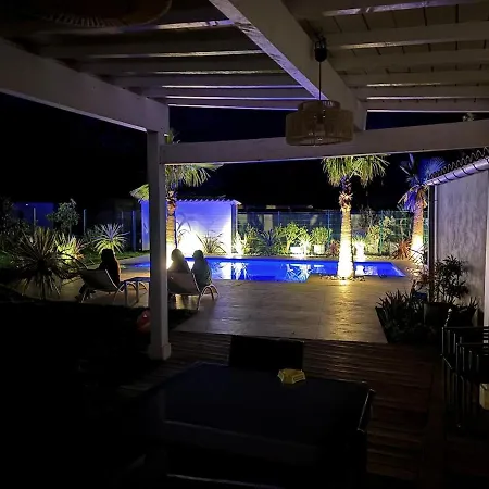 House With Pool, Access By Private Road Vila