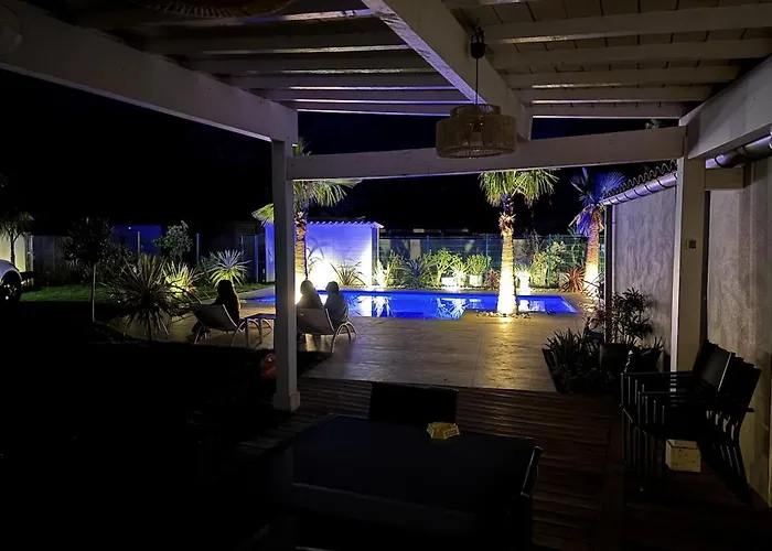 House With Pool, Access By Private Road فيلة