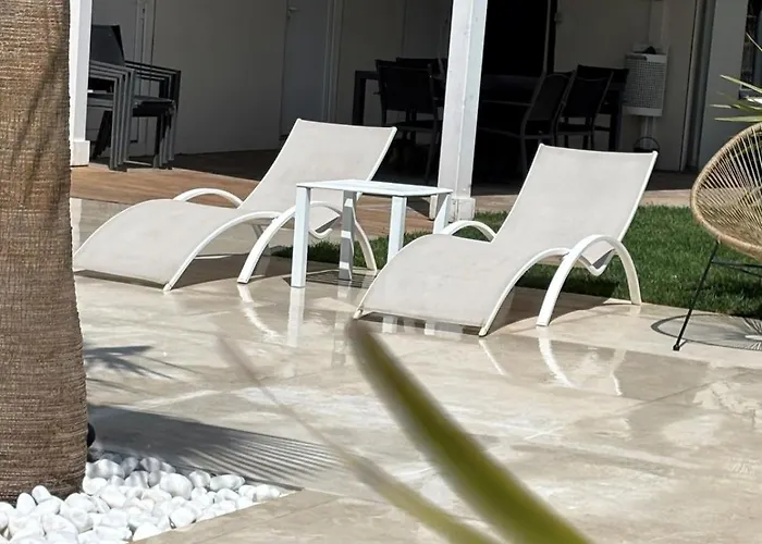 House With Pool, Access By Private Road فيلة