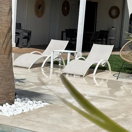 House With Pool, Access By Private Road וילה