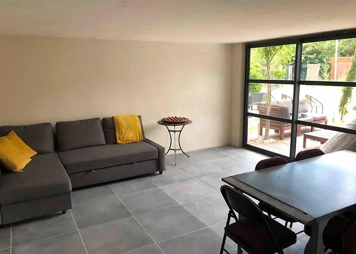 Villa House With Pool, Access By Private Road *