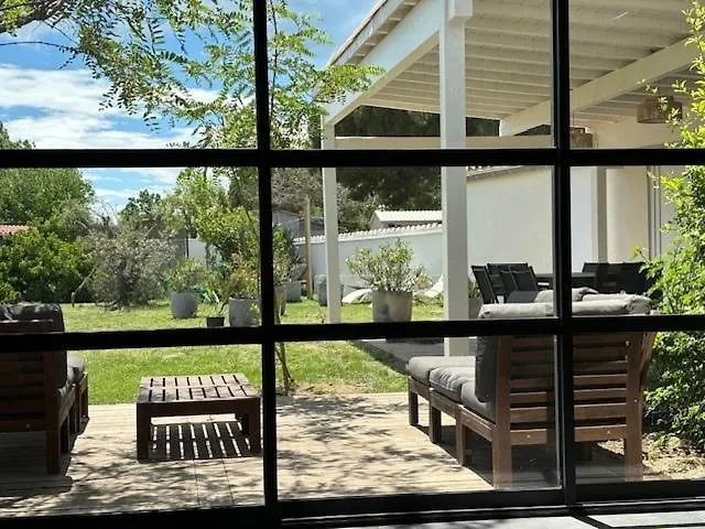 Villa House With Pool, Access By Private Road *