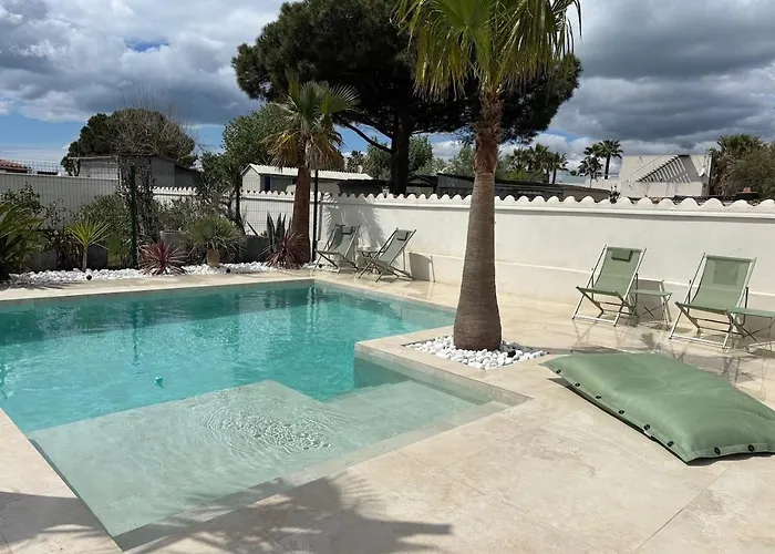 Villa House With Pool, Access By Private Road