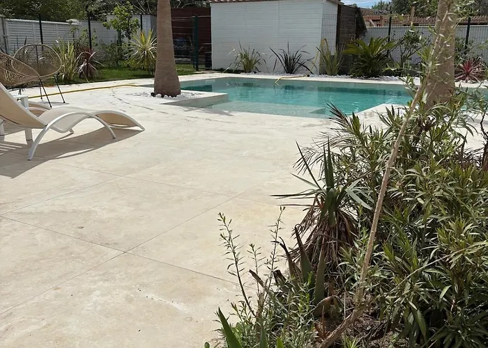 Villa House With Pool, Access By Private Road *